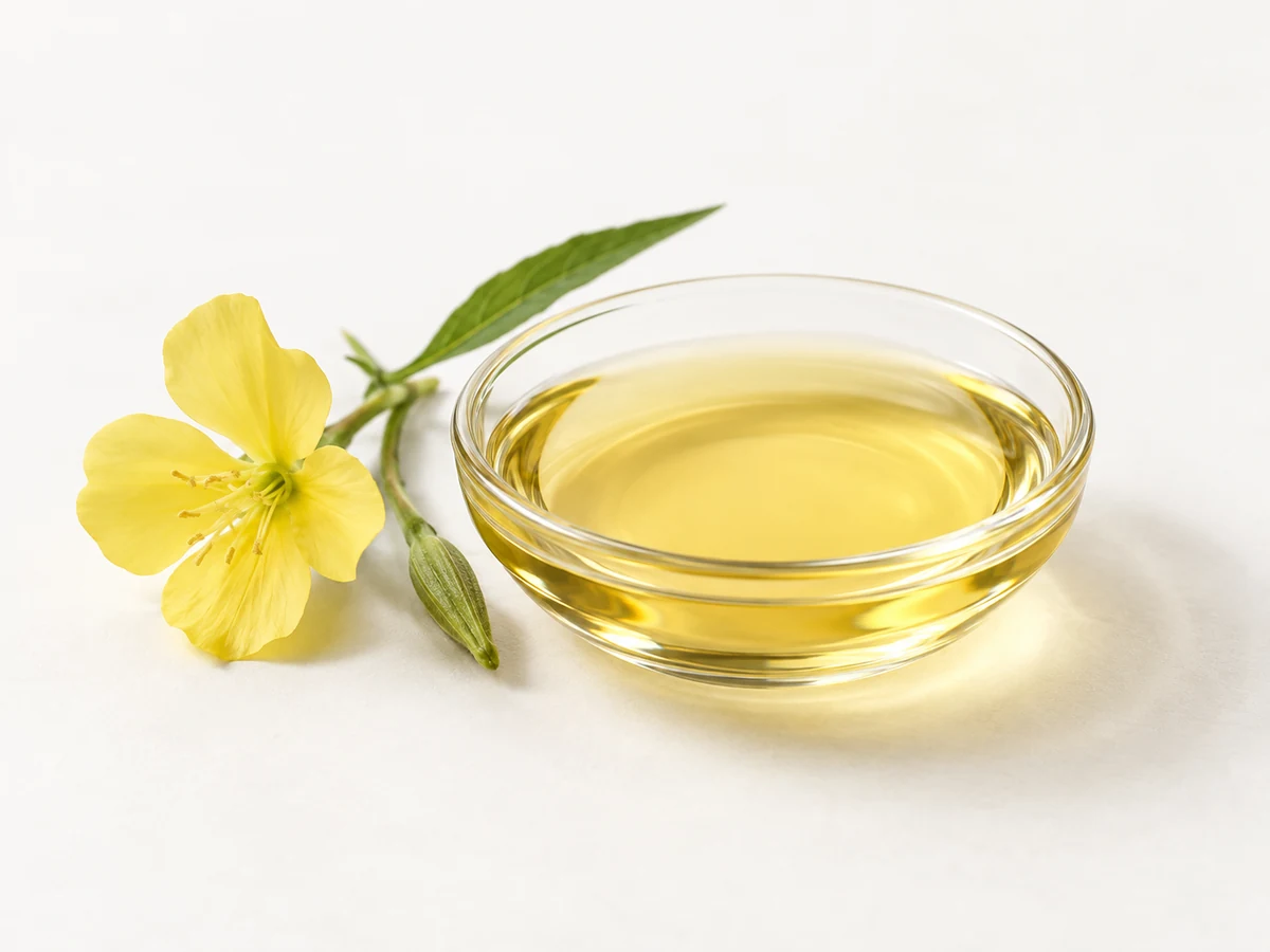 Goldfarbenes Nachtkerzensamenöl neben einer gelben Nachtkerzenblüte.